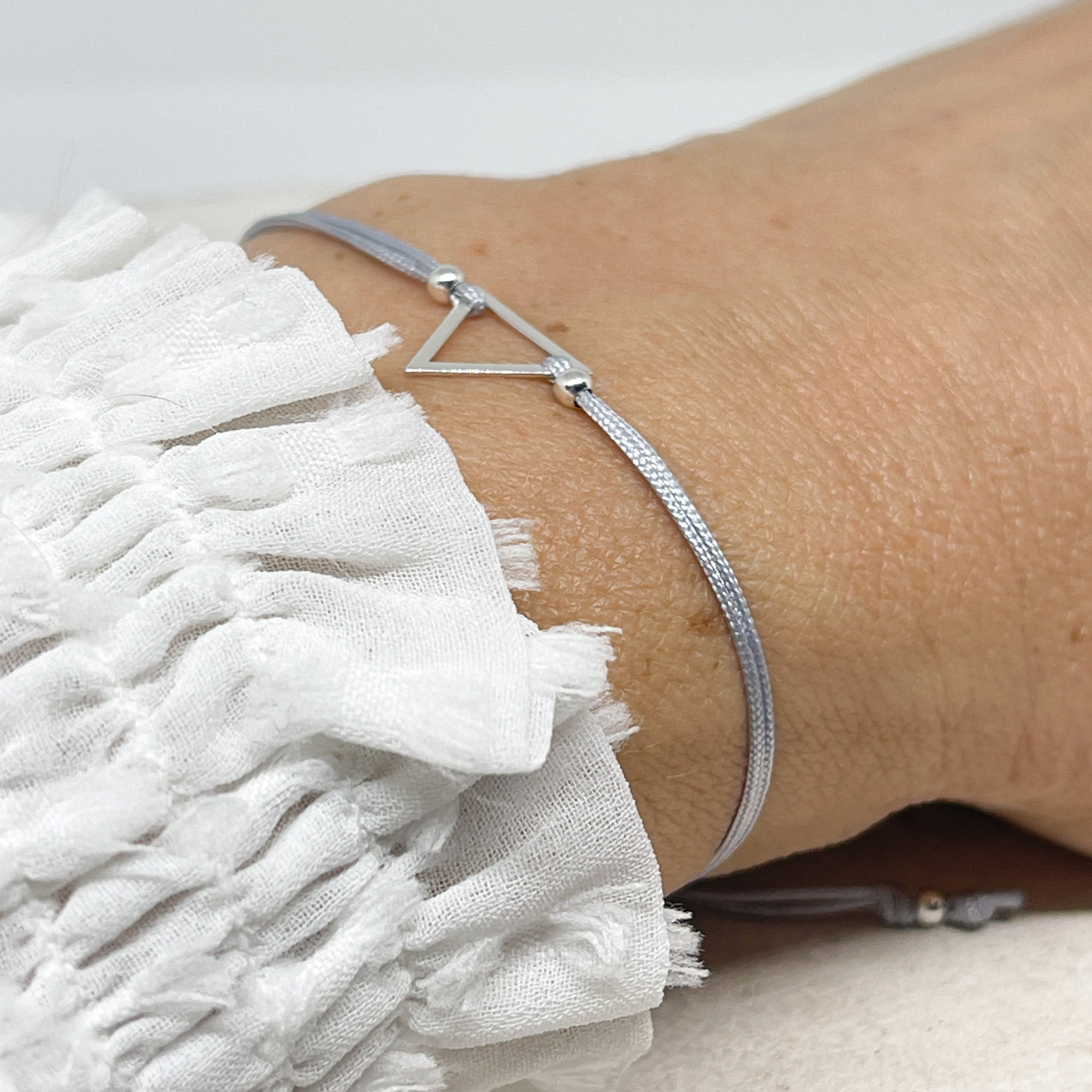 Armband mit 925 Sterling Silber Dreieck und grauem Band