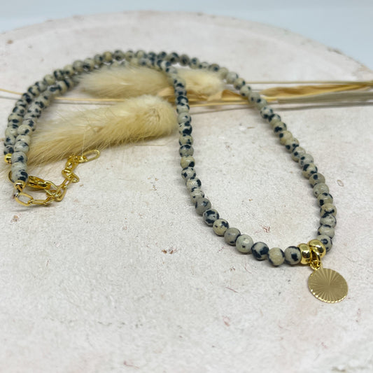 Kurze Halskette mit Jaspis Perlen und einem Plättchen